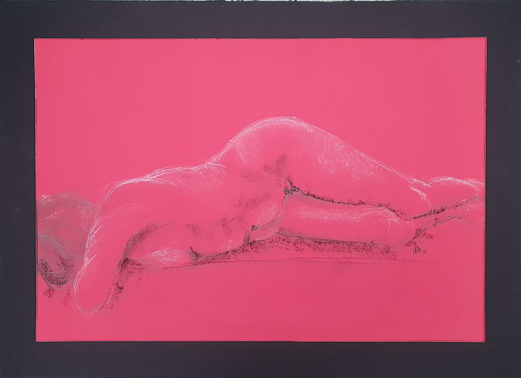 corps de femme allongé, fond coloré vive et pose douce
