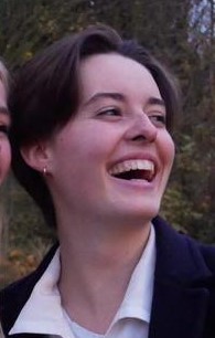 jeune femme souriant pleinement