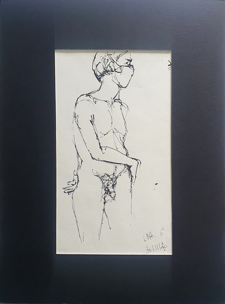 Homme nu debout masqué