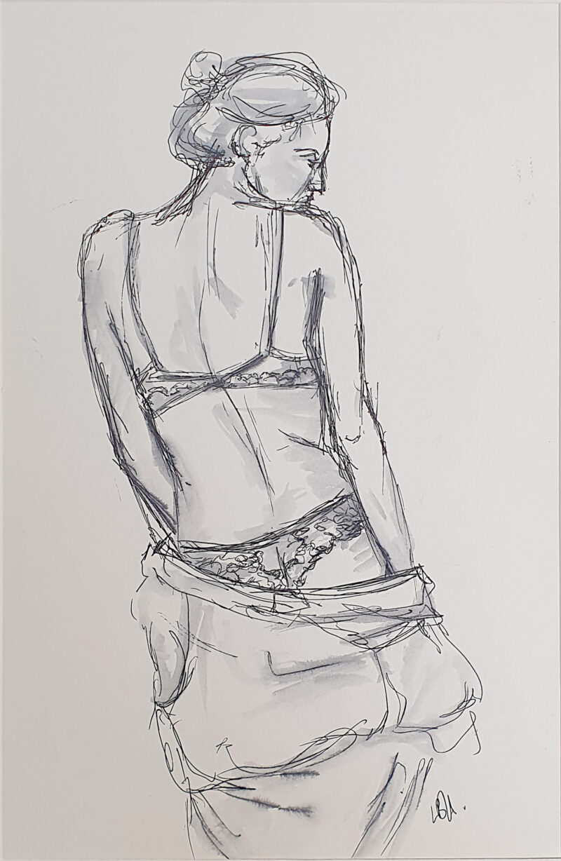 Femme de dos en lingerie qui semble nous inviter