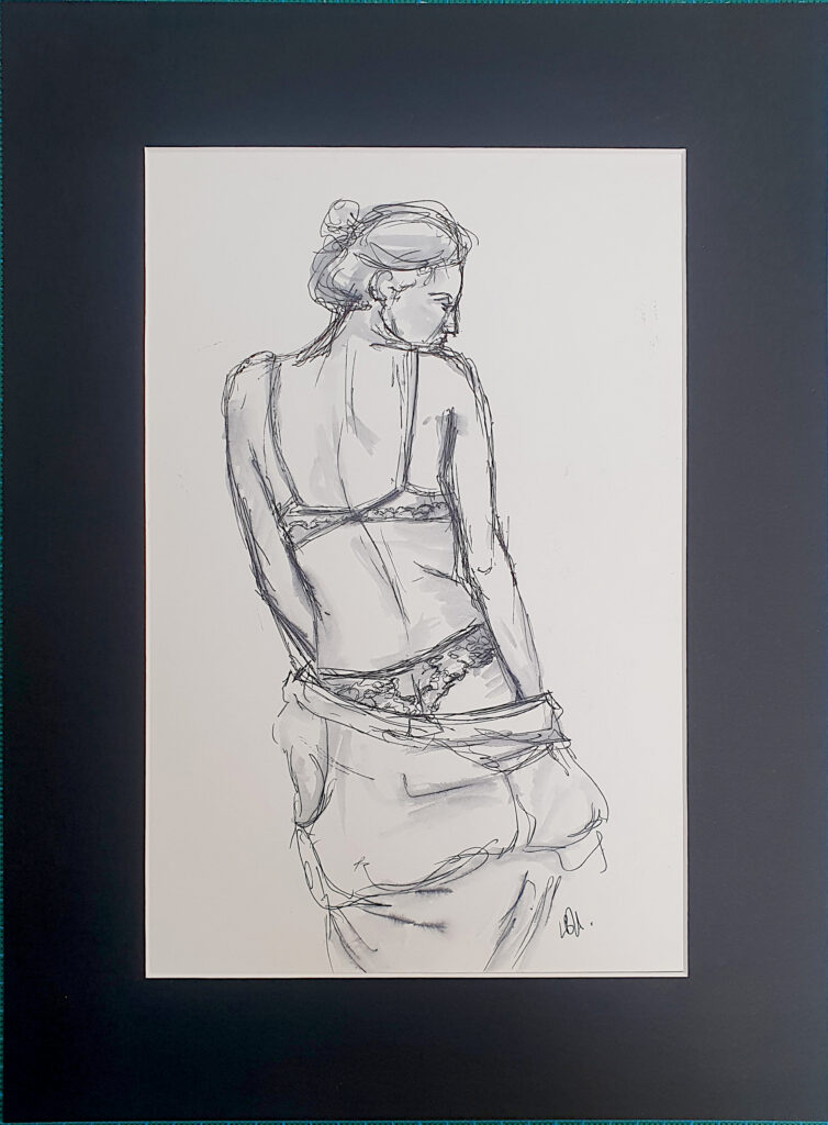 modèle vivant de femme en lingerie, chemise tombante, invitante