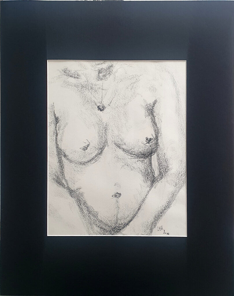 détail d'un corps de femme enceinte nue avec passe partout noir
