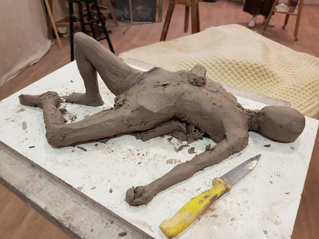 sculpture de modèle vivant en cours de création