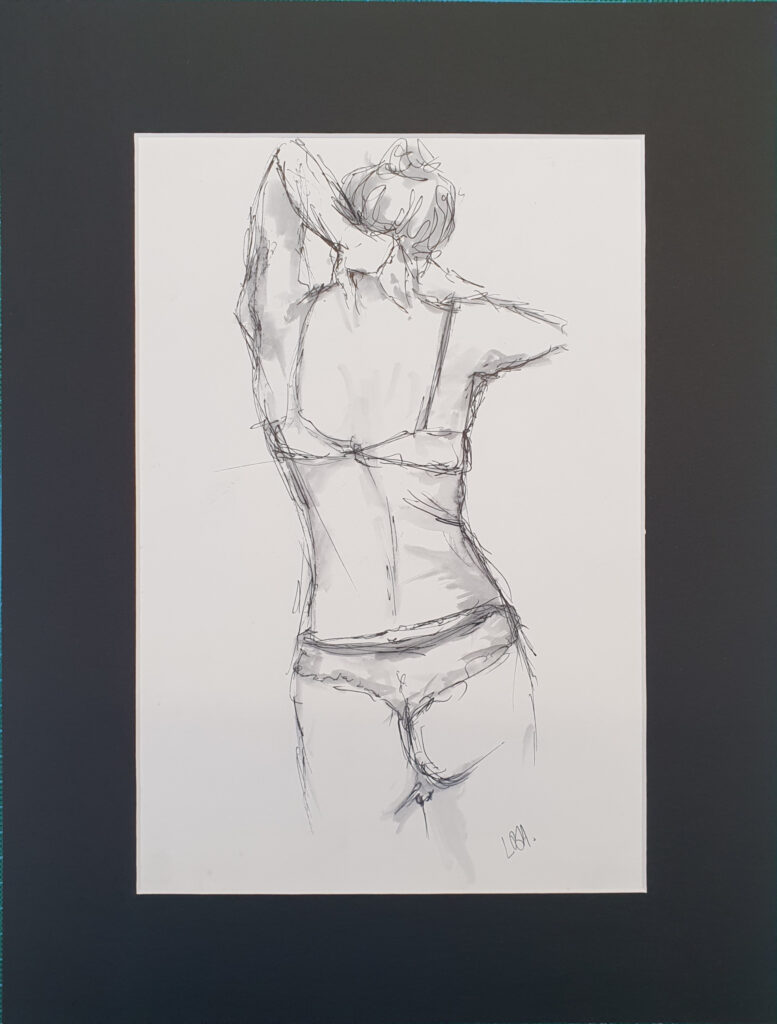 femme de dos debout en lingerie intime