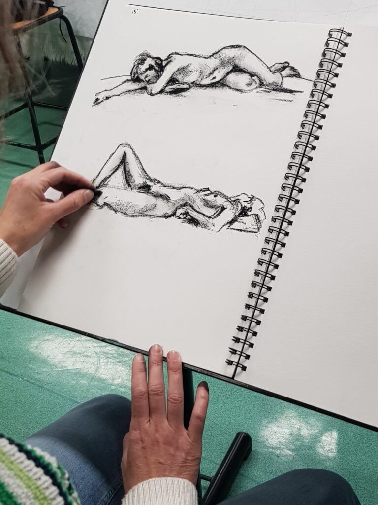 élève en train de dessiner un modèle durant stage