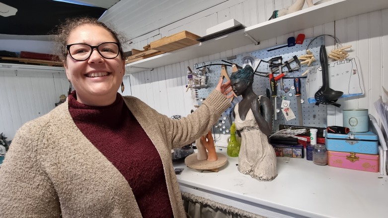 Lucie Bonnand-Hoareau dans son atelier