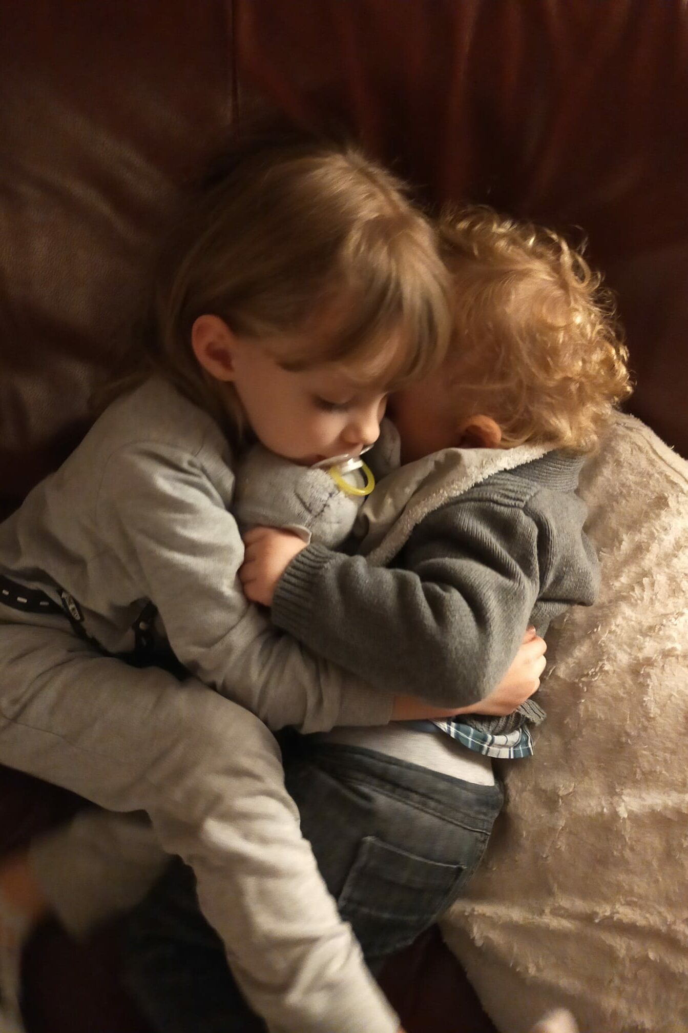 Photo d'un câlin entre 2 bébés

