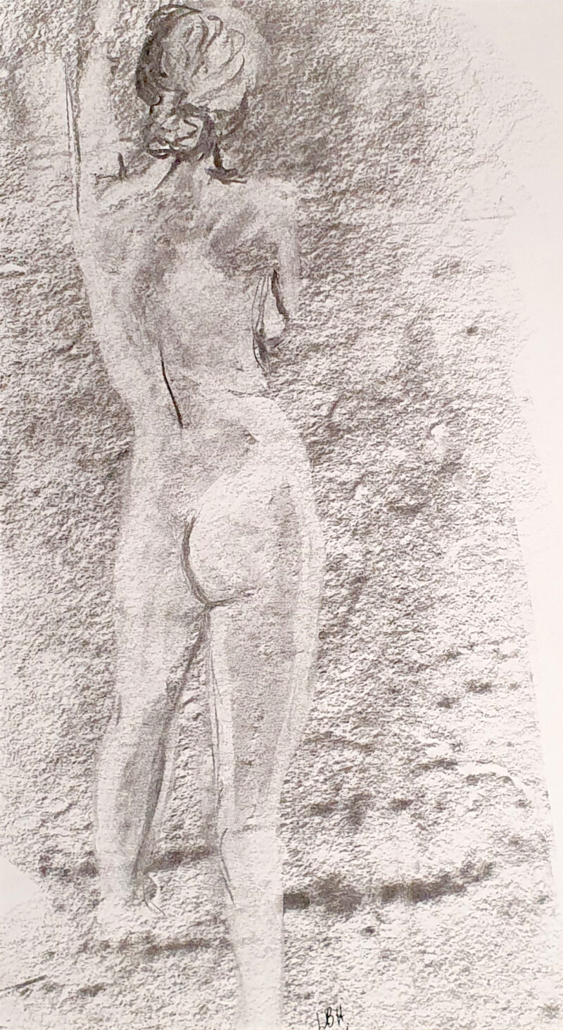 femme de dos dessiner à la gomme sur fusain dessin par la lumière