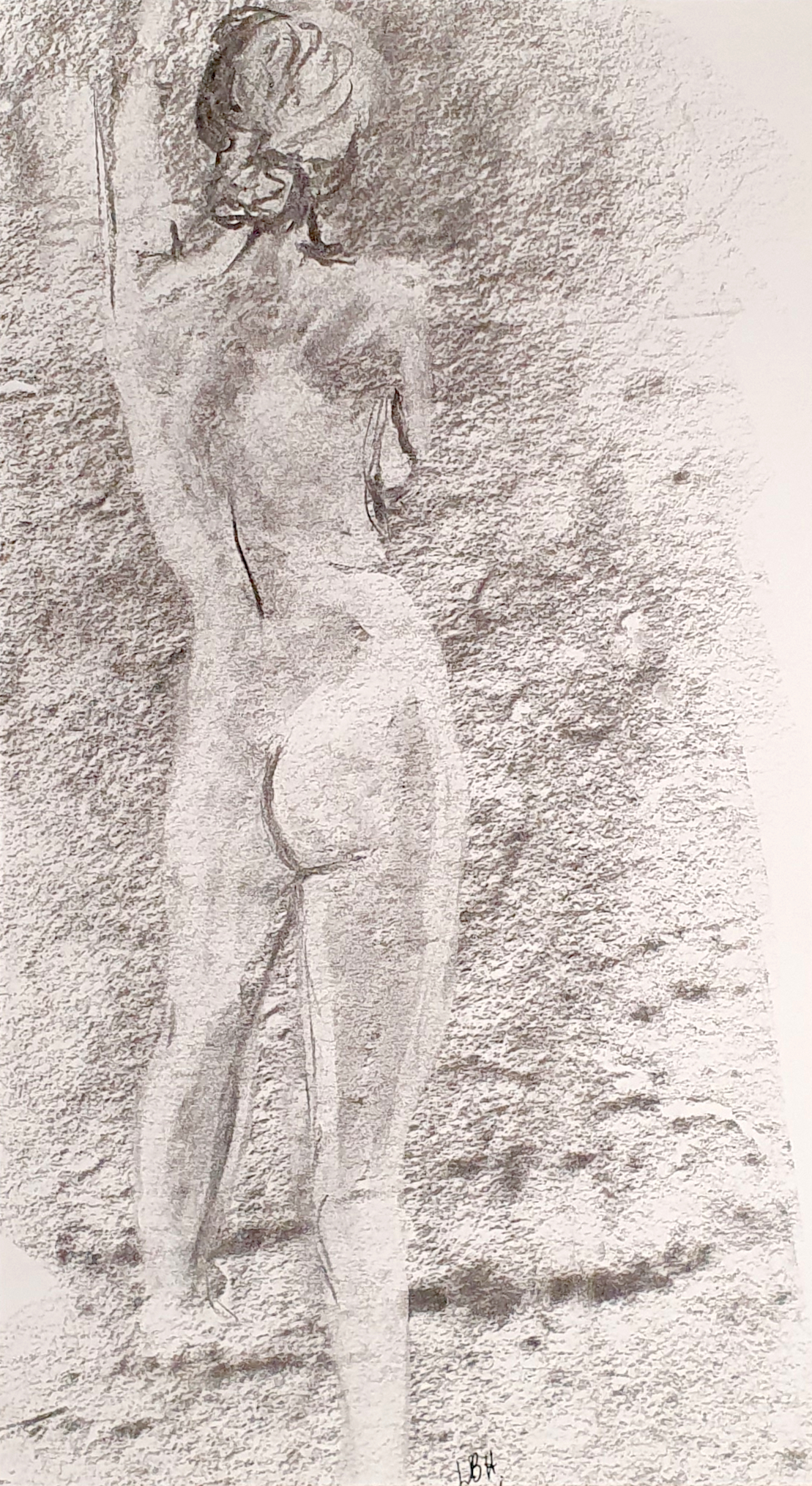 femme de dos dessiner à la gomme sur fusain dessin par la lumière